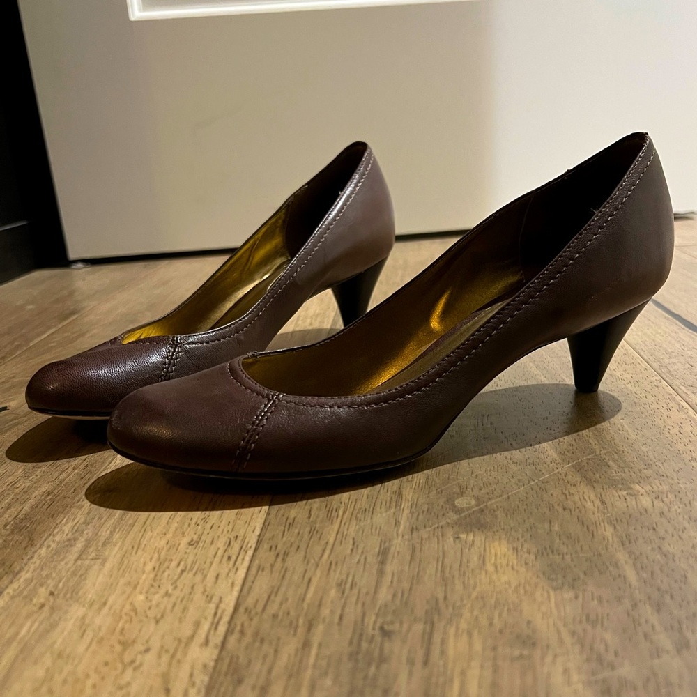 Arturo Chiang chocolate brown low heel pump dress shoe